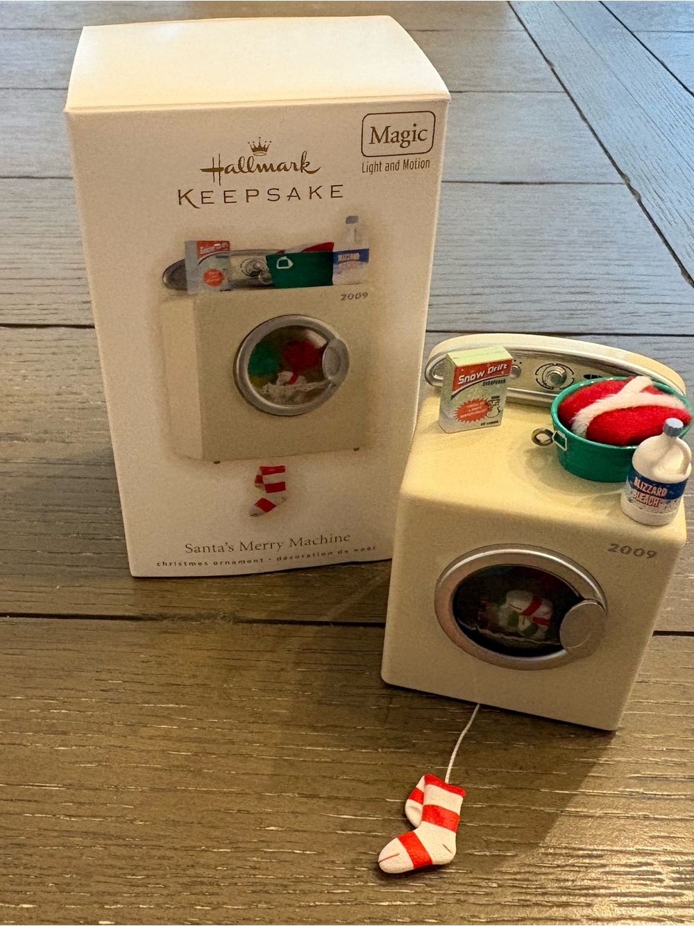 2009 Hallmark Keepsake Santa's Merry Machine Ornament